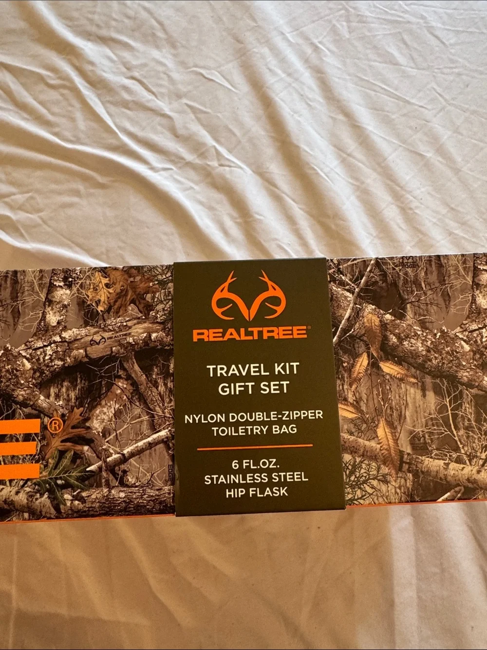 Realtree Camo Travel Gift Set with Nylon Double Zipper Toiletry Bag and Flask